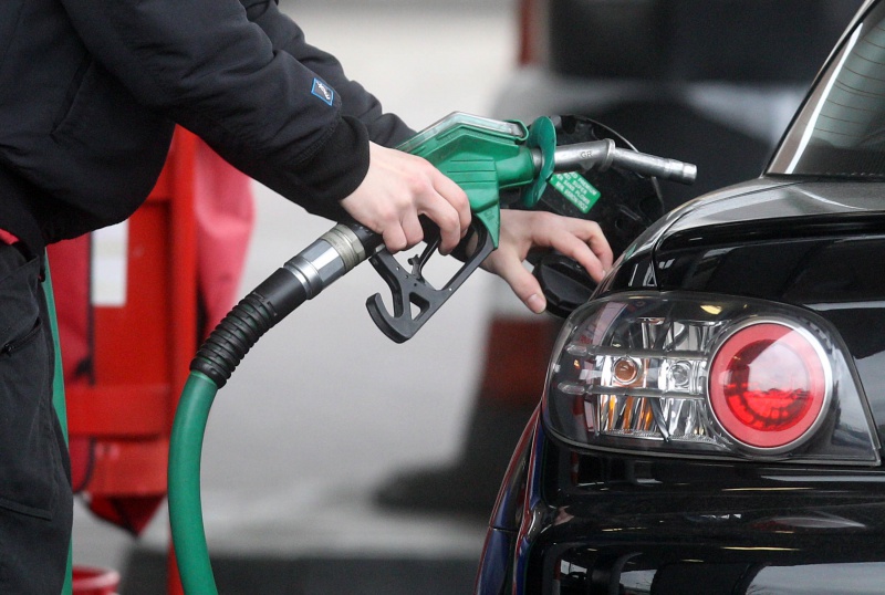 Во всех федеральных округах снизились цены на бензин